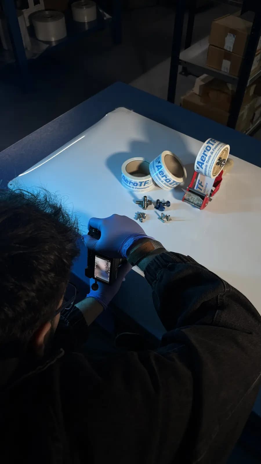 Fotógrafo de AFN realizando la sesión de producto de AeroTF con la cámara.