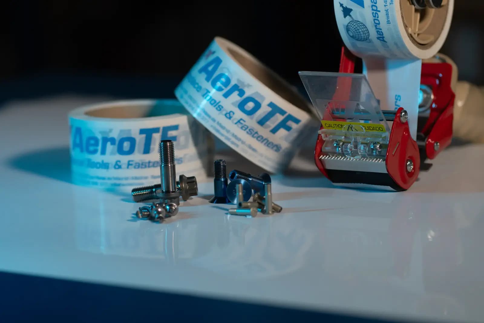 Fotografía final de rollos, dispensador y fijaciones AeroTF iluminados en azul.
